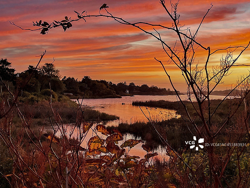 玛莎葡萄园斯劳湾的壮丽日落图片素材
