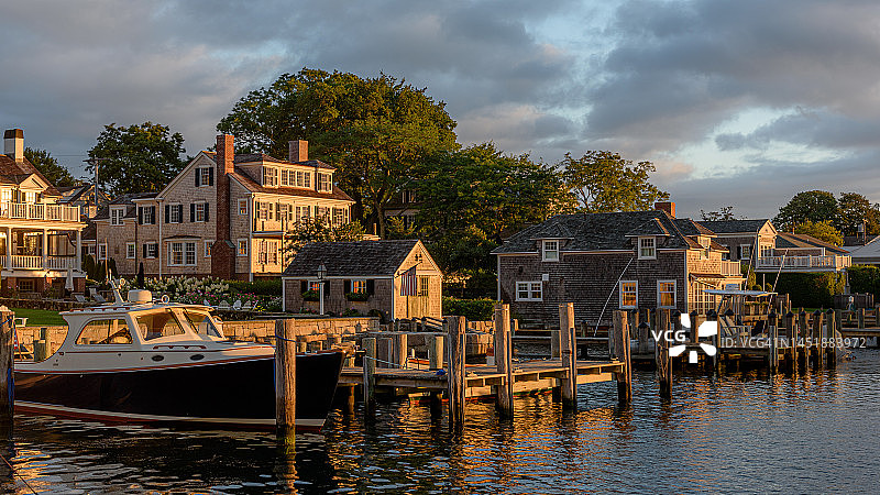 埃德加敦海港沿岸的金色时刻日出图片素材