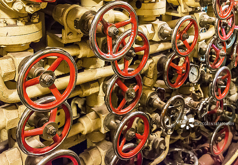 废弃建筑内的管道阀门图片素材