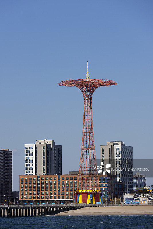布鲁克林康尼岛海滩的降落伞跳台图片素材