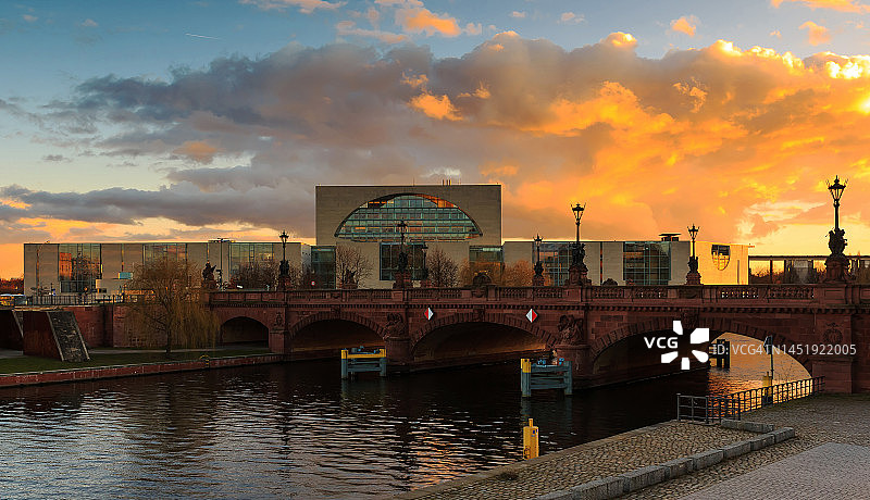 戏剧性的日落：德国柏林总理府图片素材