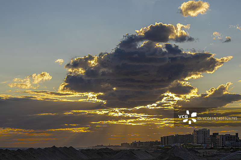 纽约皇后区洛克威海滩日落奇特云层图片素材