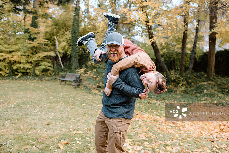 父子在户外玩耍图片素材