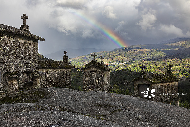 背景彩虹下的谷仓图片素材