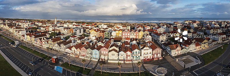 科斯塔诺瓦海滩日出时彩色房屋（帕列iros）的航拍景色图片素材