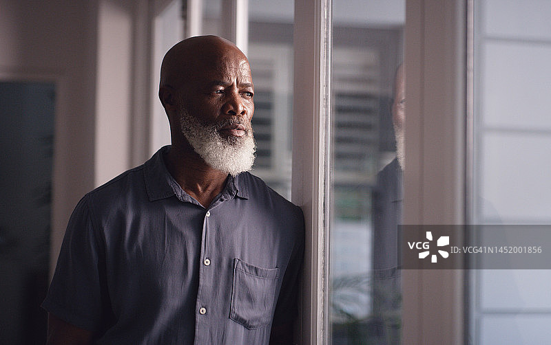 黑人商人在纽约办公室思考目标和愿景图片素材