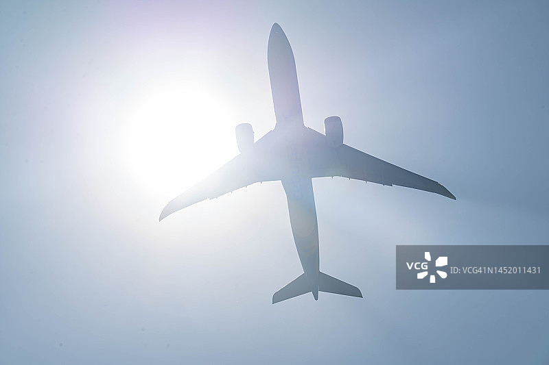 飞机飞越泰国曼谷图片素材