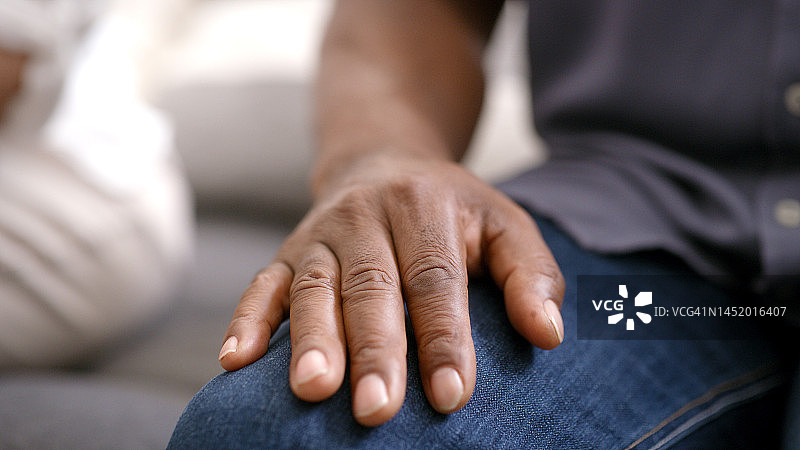 老年夫妇，因离婚争吵在沙发上情绪低落，寻求婚姻咨询。年长的黑人夫妇因心理问题感到焦虑图片素材