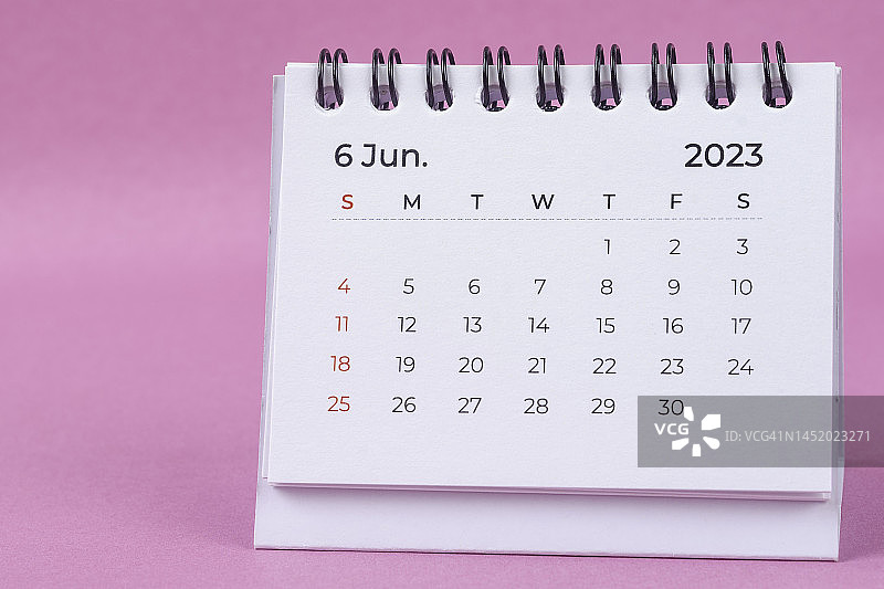 2023年日历：6月粉色纸质背景的日程计划图片素材