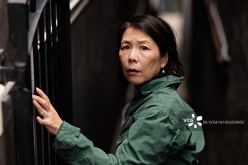 小巷里，面露惊恐的女人图片素材