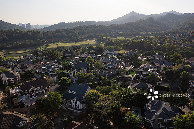 山脚下的高端别墅社区图片素材