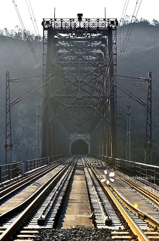 老铁路桥和隧道的特写镜头图片素材