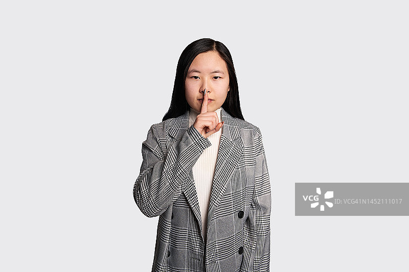 亚洲女性用手指示意安静图片素材