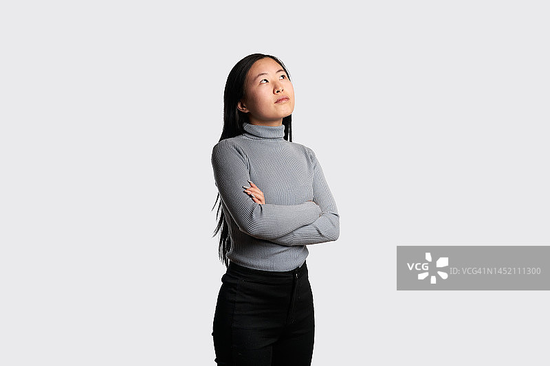 亚洲女人抬头，表情疑惑图片素材