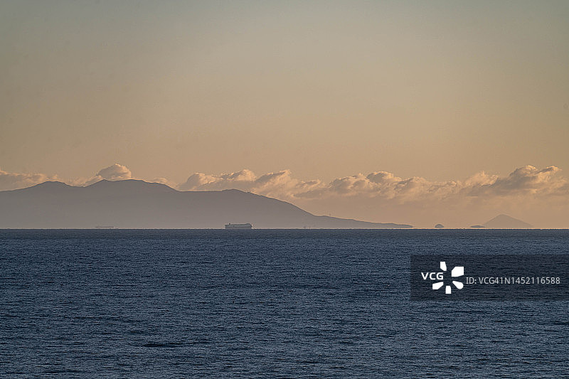 日本神奈川海洋上的工业船图片素材