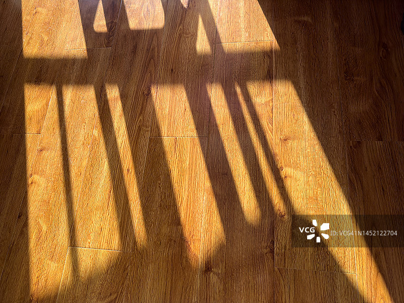 阳光照射下的木地板图片素材