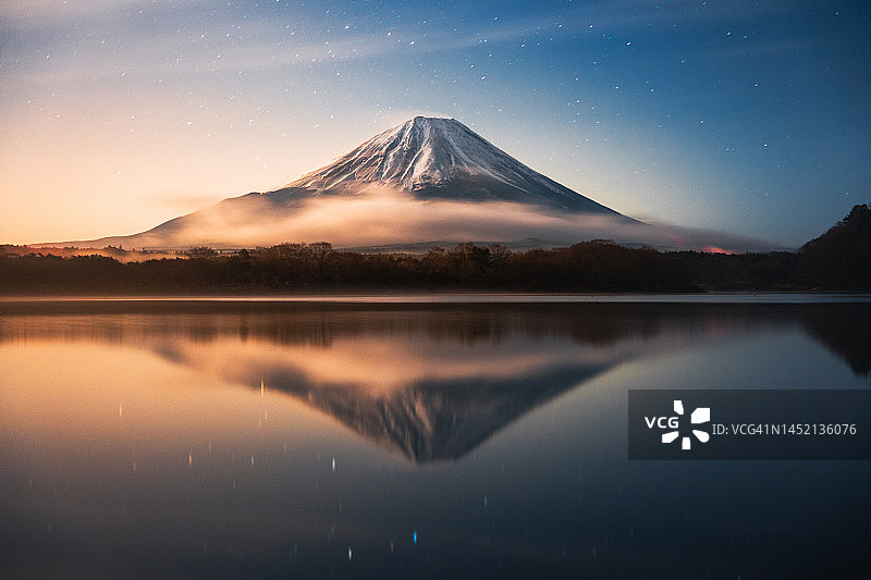 日本精进湖秋季日出时分的富士山倒影图片素材