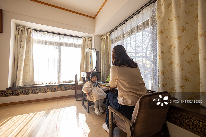 母女在家明亮的房间里聊天图片素材