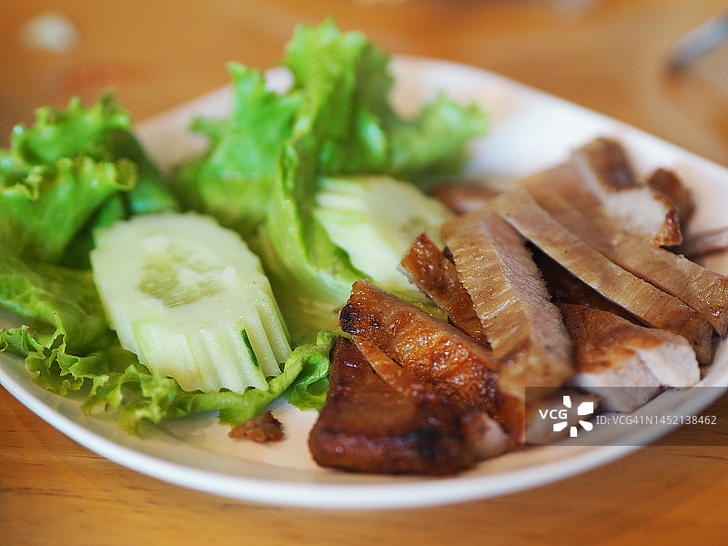 甜辣酱炭烤猪颈肉配卷心菜，泰式美味图片素材