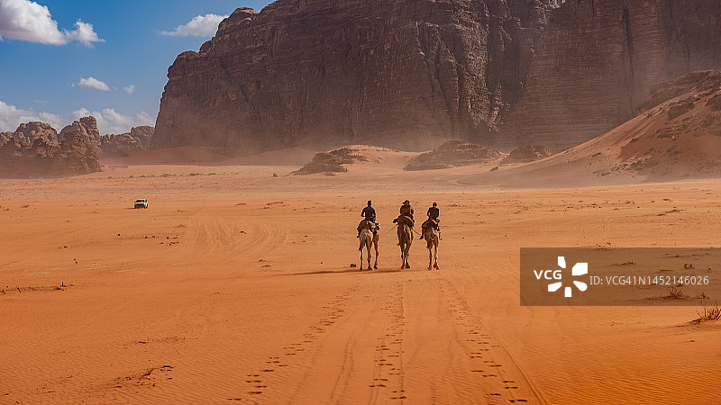 瓦西鲁姆沙漠的骑手与山脊图片素材