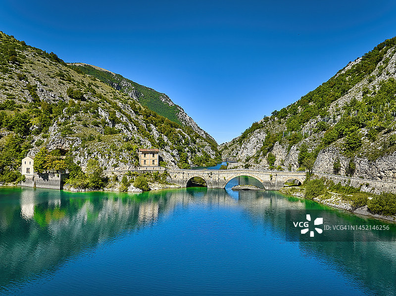 意大利阿布鲁佐国家公园的圣多梅尼科湖图片素材