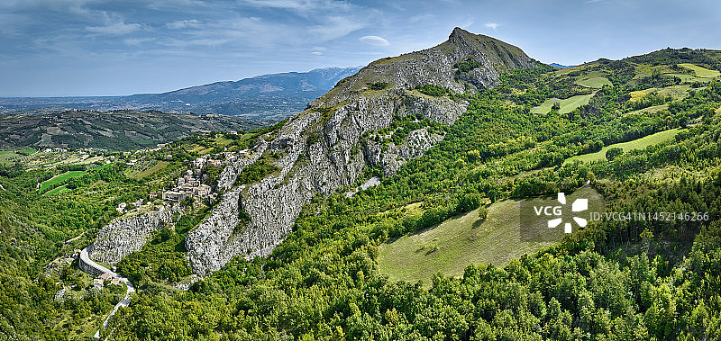 意大利阿布鲁佐的奎利亚山和科尔瓦拉村庄图片素材