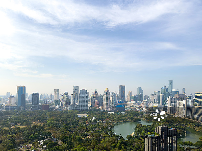 泰国曼谷市中心（沙吞和是隆区）与伦披尼公园的早晨鸟瞰图，东南亚图片素材