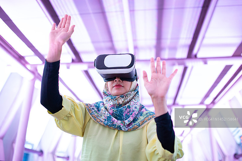 使用VR头显的印尼年轻女孩图片素材