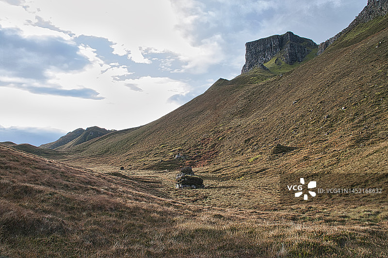 背靠天空的山脉风景图片素材