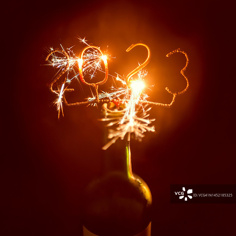 点燃2023年仙女棒的葡萄酒瓶图片素材