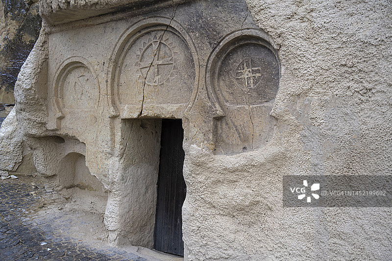 通往卡帕多奇亚格雷梅仙女烟囱圣凯瑟琳教堂的门图片素材
