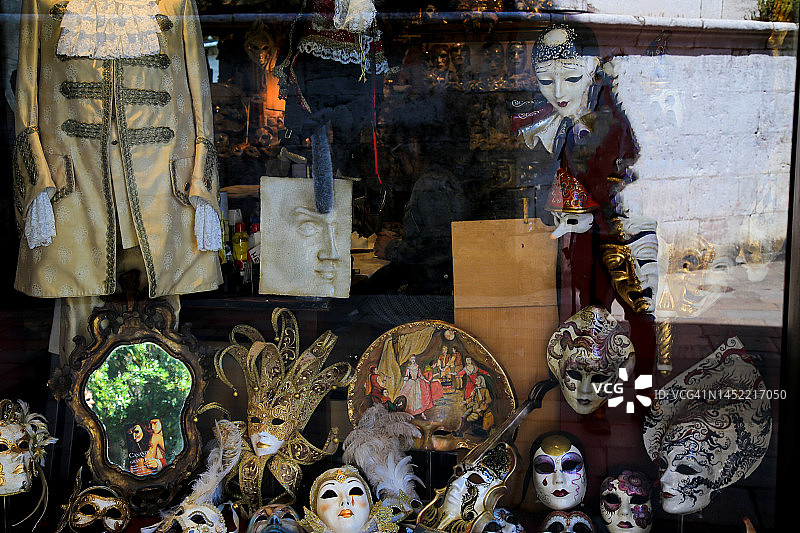狂欢节面具纪念品商店橱窗图片素材