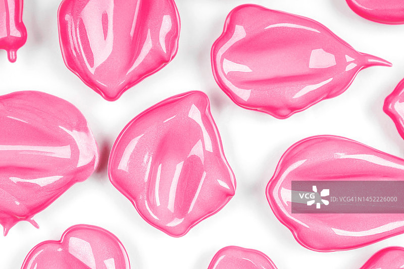 白色背景上的粉色唇膏涂抹痕迹图片素材