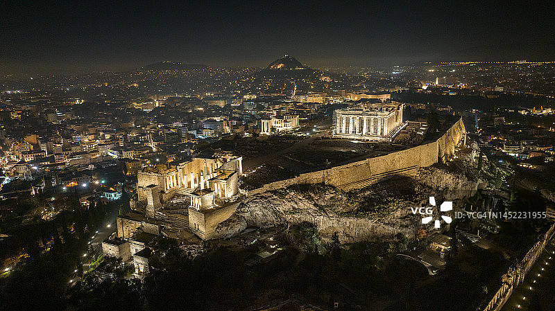 雅典卫城夜间照明航拍照片图片素材