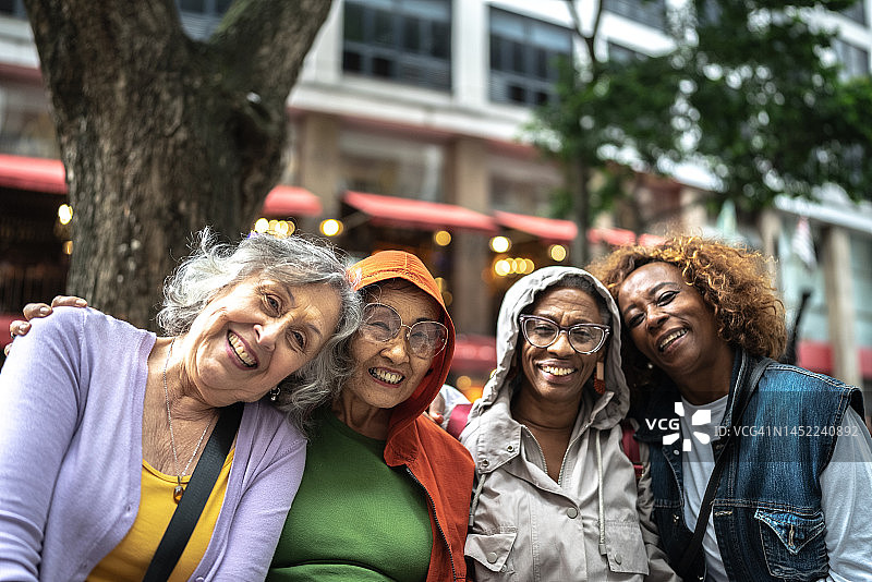 一位老年朋友在户外拥抱的肖像图片素材