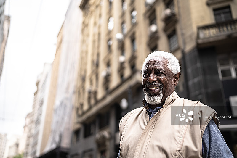 老年男子在看户外的景色图片素材