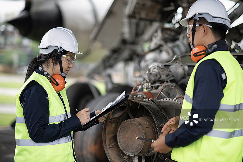 亚洲工程师团队在机场检查飞机图片素材
