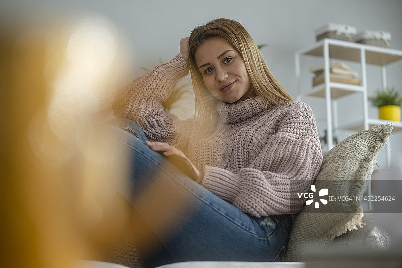 在家中沙发上的快乐女孩图片素材
