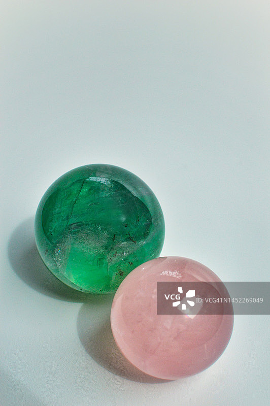 萤石和玫瑰石英水晶球图片素材