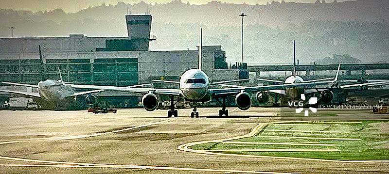 旧金山国际机场停机坪上的客机图片素材
