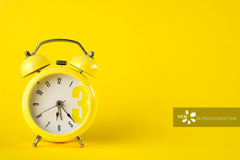 复古风格的黄色闹钟图片素材