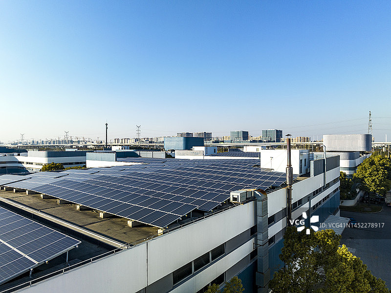 工厂屋顶安装太阳能板的鸟瞰图图片素材