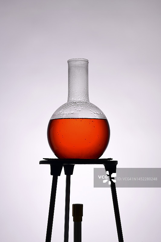 化学实验圆底烧瓶中沸腾的液体图片素材
