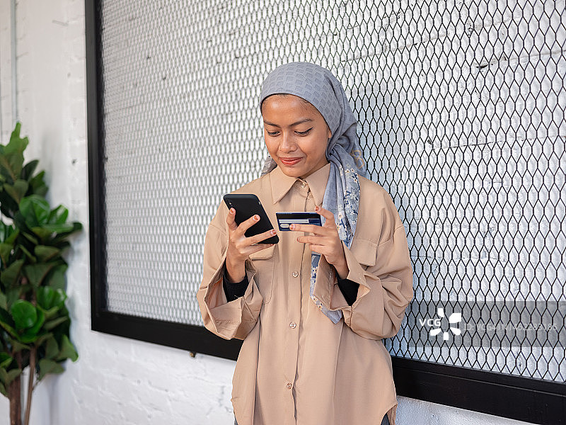 在办公室使用设备进行银行业务图片素材