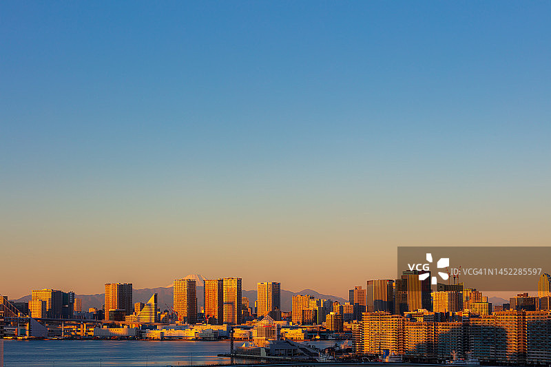 日本东京日出时分的摩天大楼鸟瞰图片素材