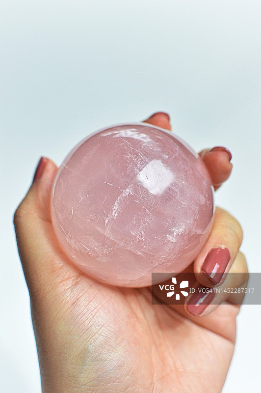 拿着玫瑰石英水晶球的女人图片素材