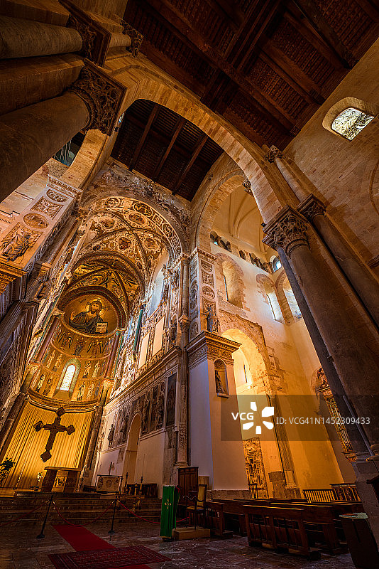 意大利西西里岛切法卢大教堂的内部中殿图片素材