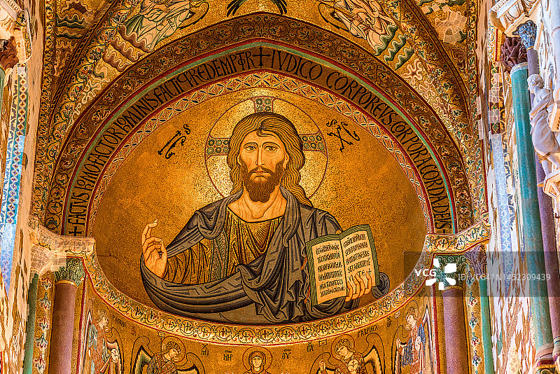 意大利西西里岛切法卢大教堂的内部中殿图片素材