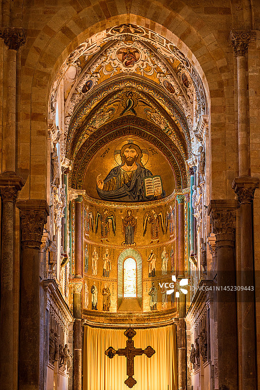 意大利西西里岛切法卢大教堂的内部中殿图片素材
