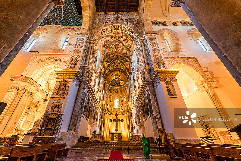 意大利西西里岛切法卢大教堂的内部中殿图片素材